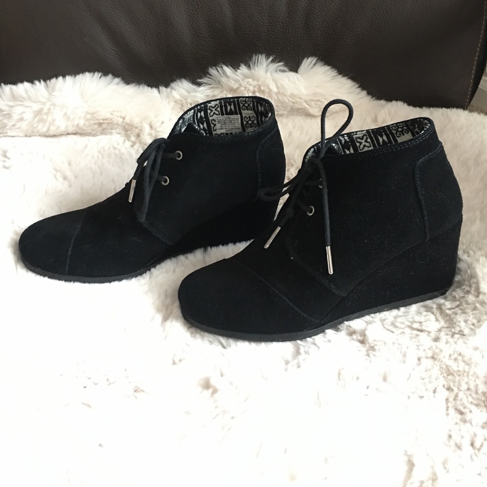 TOMS Desert wedge lace-up ankle bootie EUC